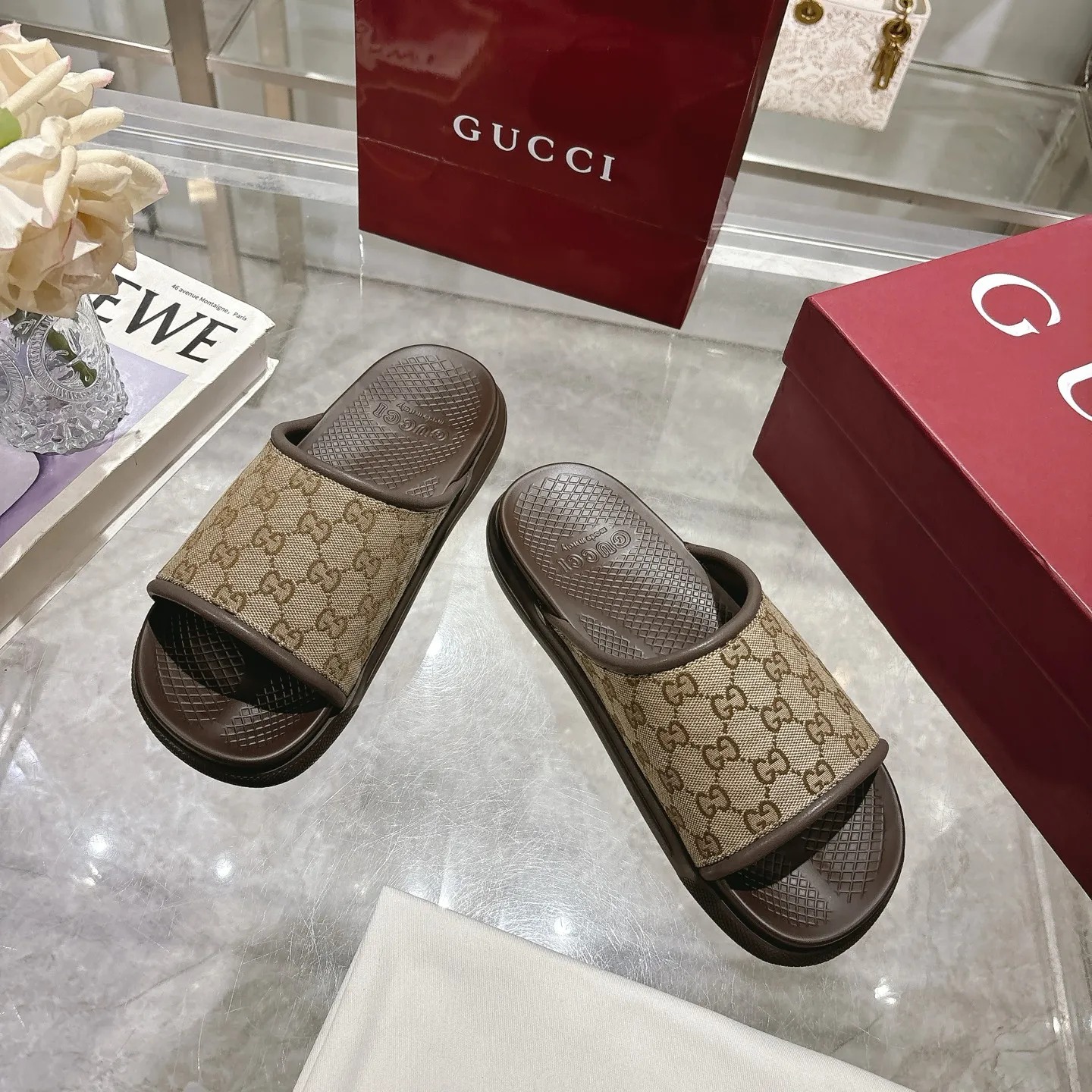 p400🐮🐮New summer men's slip-on slippers. Inspired by the summer spirit and beach clubs of the Italian coast, this piece is part of Gucci Lido. The Pre-Fall collection reinterprets the brand's signature elements and sophisticated patterns in a contemporary way. Made from black rubber, these flat sandals feature a slip-on design that reinterprets the brand's distinctive green and red web design. GG Classic Upper Men's Molded Rubber Footbed Gucci Logo Flat Made in Italy Size: Men's 40 to 47,